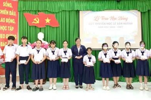 Trao học bổng 'Tiếp sức đến trường' cho học sinh, sinh viên có hoàn cảnh khó khăn