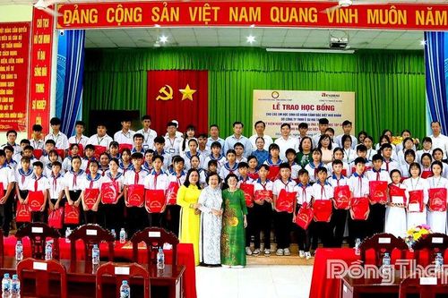 Đồng Tháp trao 75 suất học bổng cho học sinh khó khăn