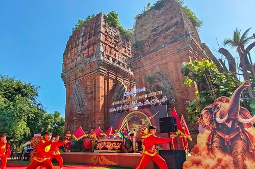 Trình diễn và trải nghiệm di sản văn hóa tại di tích tháp Đôi
