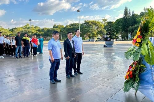 Trung tâm Võ thuật cổ truyền Bình Định dâng hoa, dâng hương Chủ tịch Hồ Chí Minh