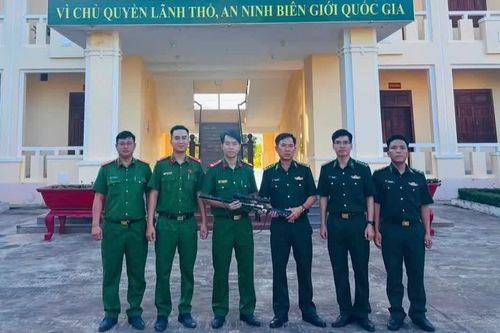 Người dân xã Ia Púch tự nguyện giao nộp một khẩu súng tự chế