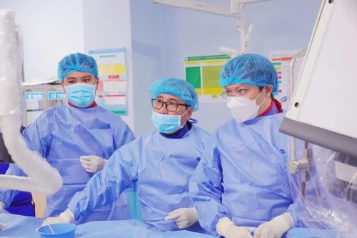 Bệnh viện ĐH Y Dược - Hoàng Anh Gia Lai thực hiện kỹ thuật can thiệp mạch thận cho 2 bệnh nhân