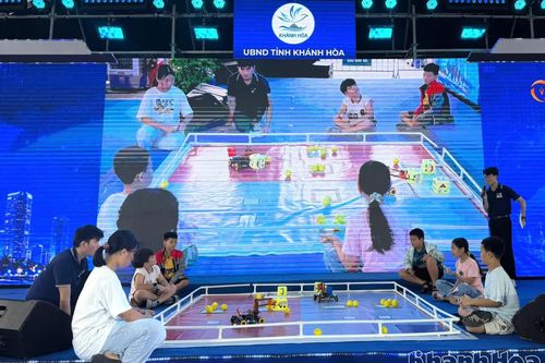 Hơn 100 học sinh tham gia trải nghiệm, thi đấu robotics