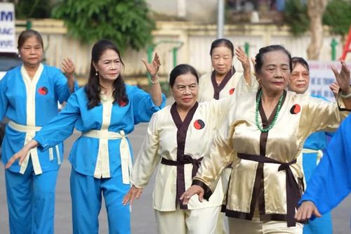Phụ nữ trung niên tự tin làm mới mình mỗi ngày