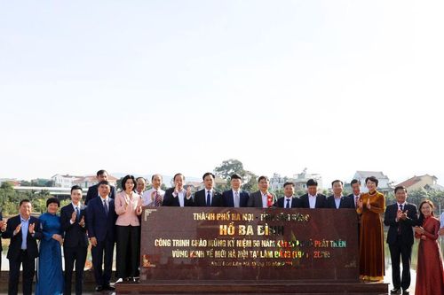 Lãnh đạo tỉnh Lâm Đồng và TP Hà Nội trồng cây lưu niệm, gắn biển công trình kỷ niệm 50 năm Vùng kinh tế mới Hà Nội tại Lâm Đồng