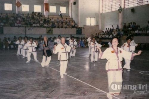 Cha tôi tập Thái cực trường sinh đạo