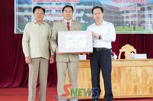 Đoàn đại biểu cấp cao tỉnh Sơn La thăm, tặng quà Trường THPT Phăn La, tỉnh Hủa Phăn