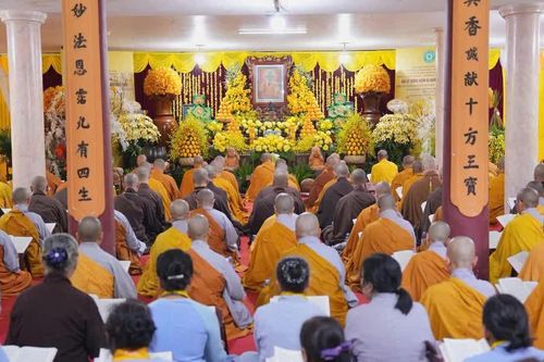 Ban Trị sự GHPGVN TP.Hà Nội tụng kinh Địa Tạng, nhiễu tháp tưởng niệm Đức Đệ tam Pháp chủ GHPGVN