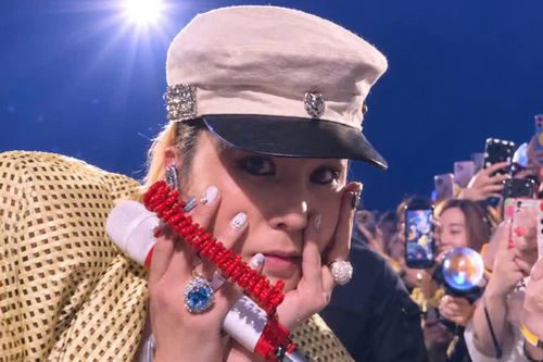 Concert BigBang tại Hà Nội: G-Dragon đập guitar, Daesung chào khán giả bằng tiếng Việt