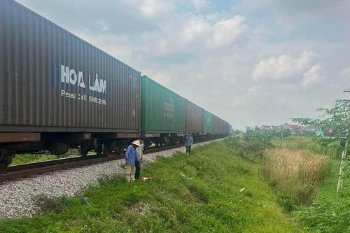 Nghệ An: Tàu hàng đâm trúng xe máy tại lối đi tự mở, một phụ nữ tử vong