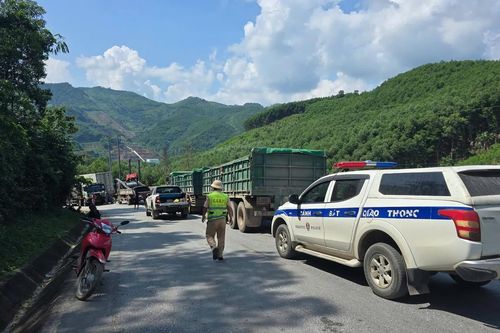 Quảng Trị: Dòng xe ùn tắc hơn 1km trên QL12A hướng lên cửa khẩu Cha Lo