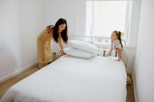 Vì sao không nên dọn giường ngay sau khi thức dậy?