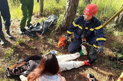 Cảnh sát giải cứu nữ du khách rơi xuống hố sâu 20m ở núi Hòn Bồ