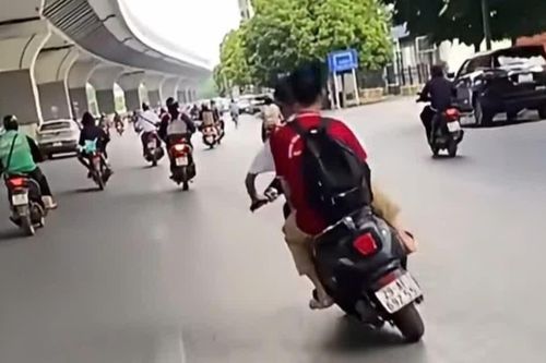 Con chở bạn đi xe lạng lách, mẹ bị phạt 9 triệu đồng