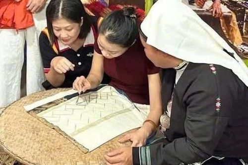 Tổ chức 'Ngày Văn hóa Việt Nam' với chủ đề 'Cao Bằng mở cửa di sản'