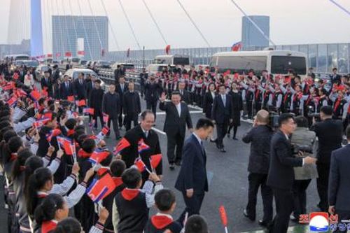 Nhà lãnh đạo Kim Jong Un đến thăm thành phố biên giới của Trung Quốc