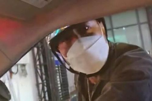 Công an mời làm việc với người bóp cổ, xô tài xế taxi sau va chạm giao thông