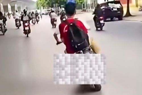 Con lạng lách, đánh võng trên xe máy điện, mẹ bị phạt 9 triệu đồng