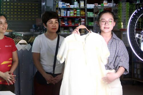 Chợ truyền thống vắng khách, tiểu thương lên mạng tìm người mua