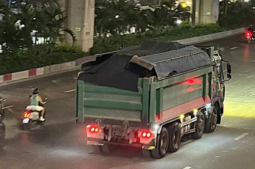 Sau phản ánh xe có dấu hiệu quá tải tại Nguyễn Trãi, CSGT vào cuộc xử lý