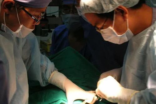 Tưởng 'lồng ruột đơn giản', bé trai bị cắt bỏ 10 cm ruột hoại tử