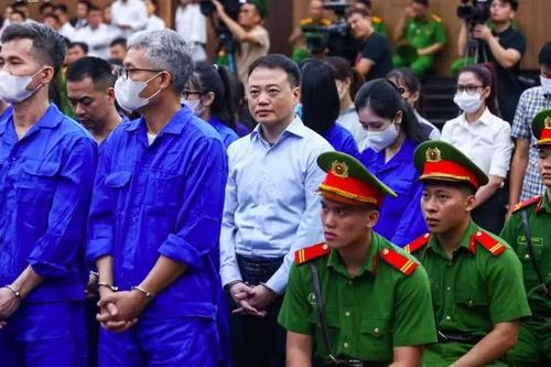 Vì sao Shark Bình không mặc trang phục bị cáo khi ra hầu tòa sáng nay?