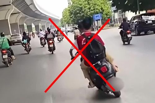 Con đi xe lạng lách đánh võng, mẹ bị phạt 9 triệu đồng