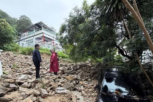 Mưa lớn gây lũ quét, bùn đá tràn ngập đảo du lịch Phuket, Thái Lan