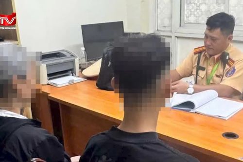 Bà mẹ bị phạt tiền vì cho con chưa đủ tuổi đi xe máy điện | ATV ngày 26/10/2026