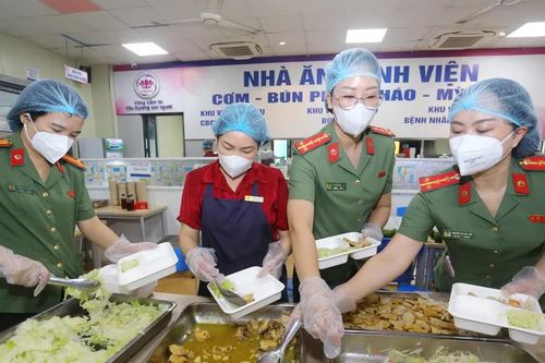 Ấm áp những suất cơm nghĩa tình nơi ô cửa phòng bệnh