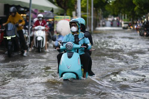 Triều cường TP.HCM vượt báo động 3, đề phòng ngập giờ tan tầm