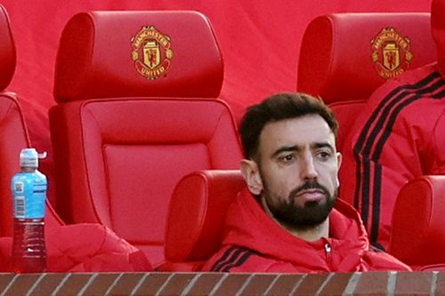 CĐV MU trút giận lên Bruno Fernandes