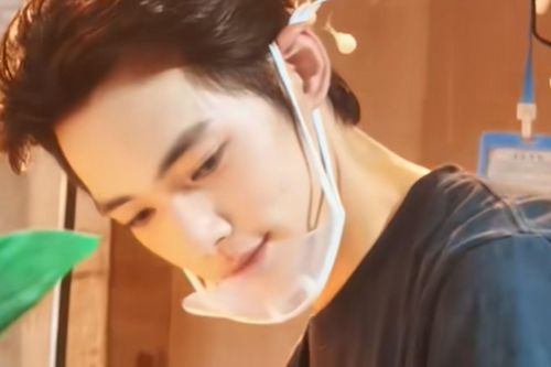 'Hot boy cơm gà' Trung Quốc đổi đời nhờ một clip của khách lạ