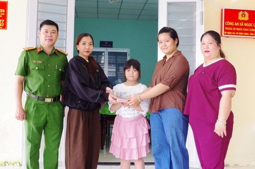 Hai nữ sinh ở An Giang nhặt được ví tiền, tìm người đánh rơi để trả lại