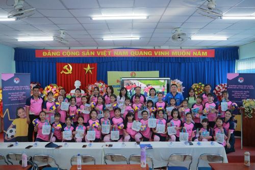 'Những bước chân nhiệm màu' mở rộng sân chơi bóng đá cho trẻ em gái tại Cần Thơ