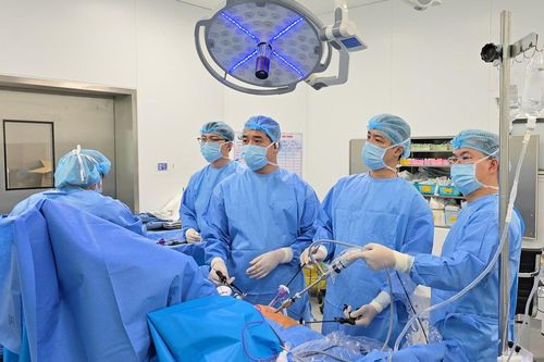 Mổ nội soi cắt u đại tràng sigma, nối ruột hoàn toàn trong ổ bụng, bệnh nhân 74 tuổi ăn uống được sau 24 giờ