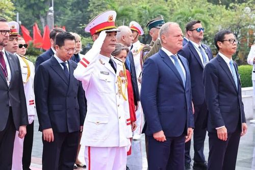 [Ảnh] Thủ tướng Ba Lan Donald Tusk đặt vòng hoa tưởng niệm các Anh hùng liệt sĩ