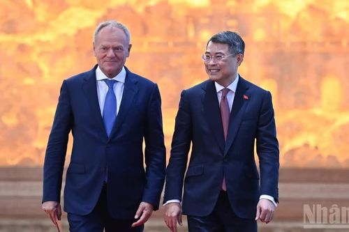 [Ảnh] Thủ tướng Lê Minh Hưng và Thủ tướng Cộng hòa Ba Lan Donald Tusk chứng kiến lễ trao văn kiện hợp tác