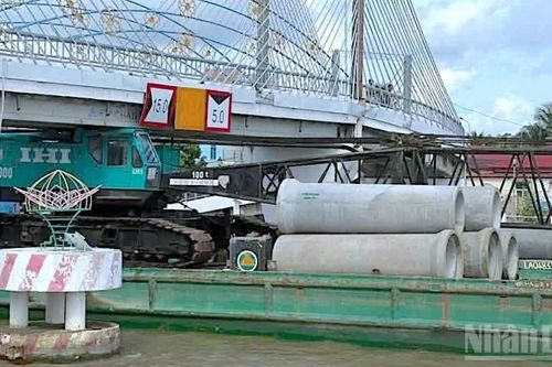 Cầu quê ở Cà Mau bị sà lan va chạm hư hỏng