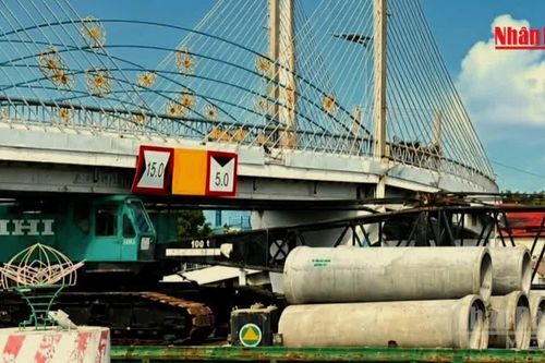 [Video] Tạm dừng lưu thông qua cầu chữ S sau vụ sà lan va chạm