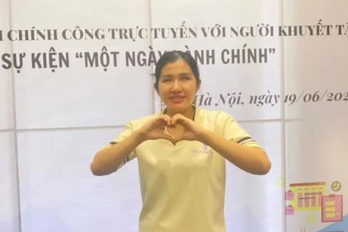 'Ánh sáng' sau chiếc gậy dò đường của cô sinh viên khiếm thị