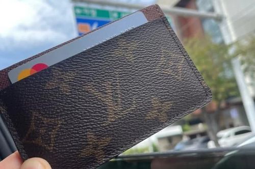 Chiếc ví bị mất tại buổi hòa nhạc được gửi trả qua đường bưu điện