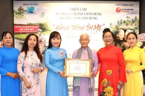 Hội Liên hiệp Phụ nữ TPHCM tặng Bằng khen đến họa sĩ Đặng Ái Việt
