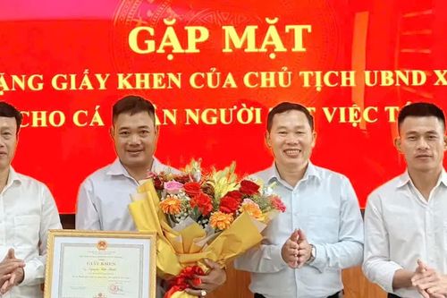 Khen thưởng người kịp thời cứu nạn nhân đuối nước