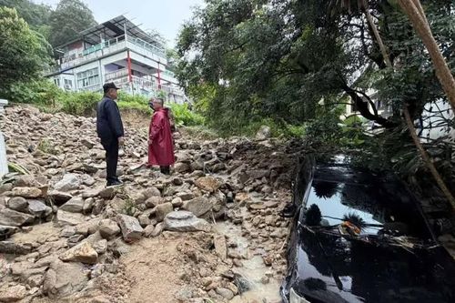Mưa to gây lũ quét trên đảo Phuket, Thái Lan