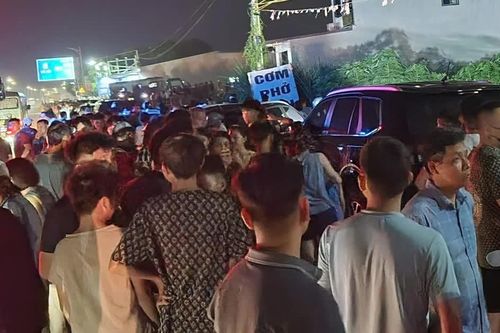 Đã khống chế được hai người đàn ông cầm hung khí cố thủ trên nóc nhà