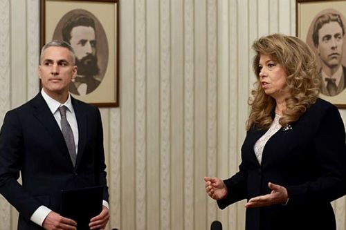 Bầu cử tổng thống Bulgaria: Tổng thống đương nhiệm tạm dẫn đầu, đối thủ bám đuổi sát nút