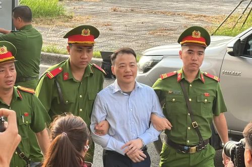 Sáng nay, Shark Bình và Mr Pips xuất hiện ở TAND TP Hà Nội