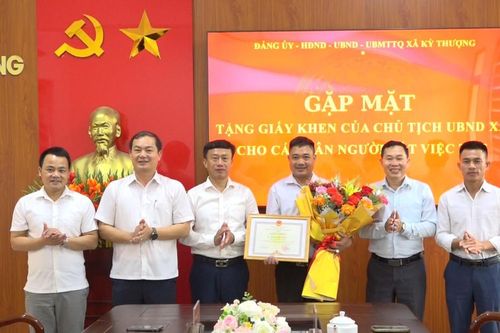 Khen thưởng người đàn ông dũng cảm lao xuống sông sâu cứu người đuối nước
