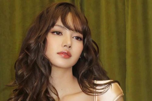Lisa (BlackPink) khoe vòng eo 51 cm